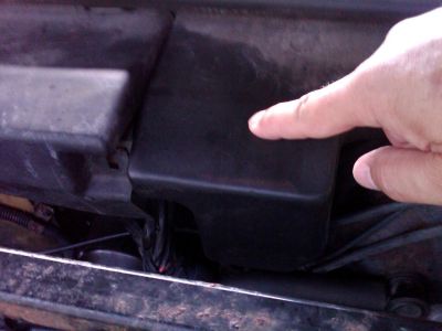 1995 SSE Vacuum Reservior next to MaxiPanel
Location of the vacuum reservoir pre-'96 models
