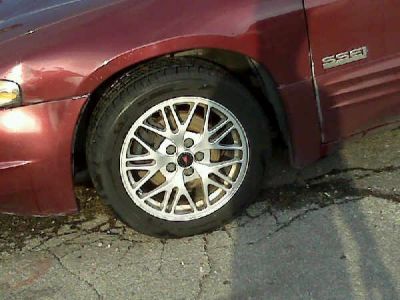 the stock 17s
i really like this rim style... and theres a dent that was there when i bought it right behind the headlight corner
