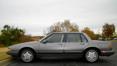 1990 Pontiac Bonneville LE
